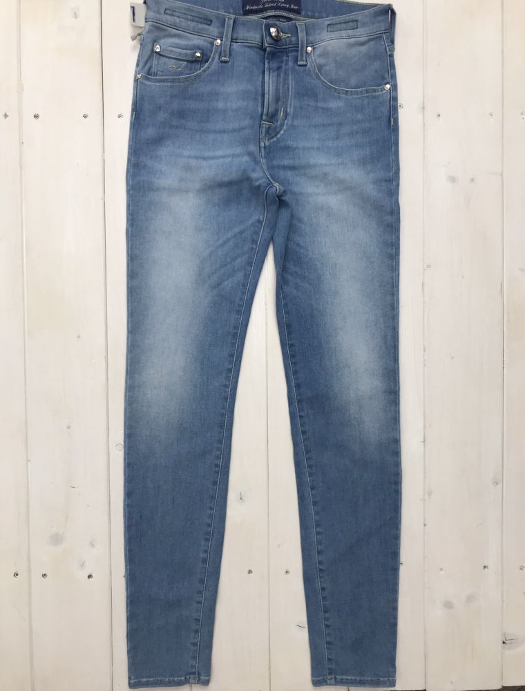 JACOB COHEN Pantaloni Kimberly Crop Donna Jeans - Fabbrica Ski Sises Biella JACOB COHEN Pantaloni Kimberly Crop Donna Jeans - Fabbrica Ski Sises Biella